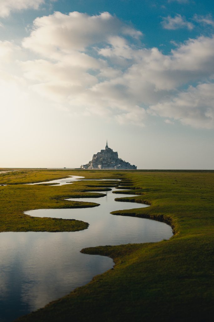 Connu pour son image agricole et verdoyante, la Normandie a aussi des racines industrielles qui lui procurent une économie florissante