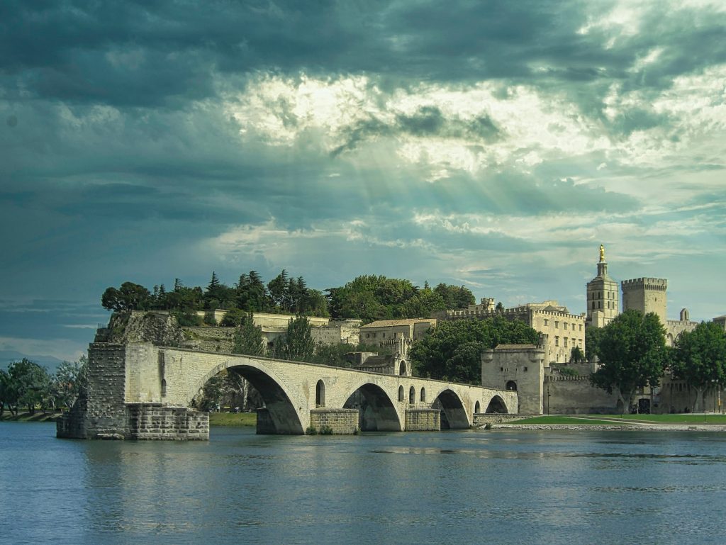 Bénéficiant d’un environnement exceptionnel, la région Provence-Alpes-Côte d’Azur déploie une attractivité économique importante qui en fait l’une des premières destinations touristiques mondiales.